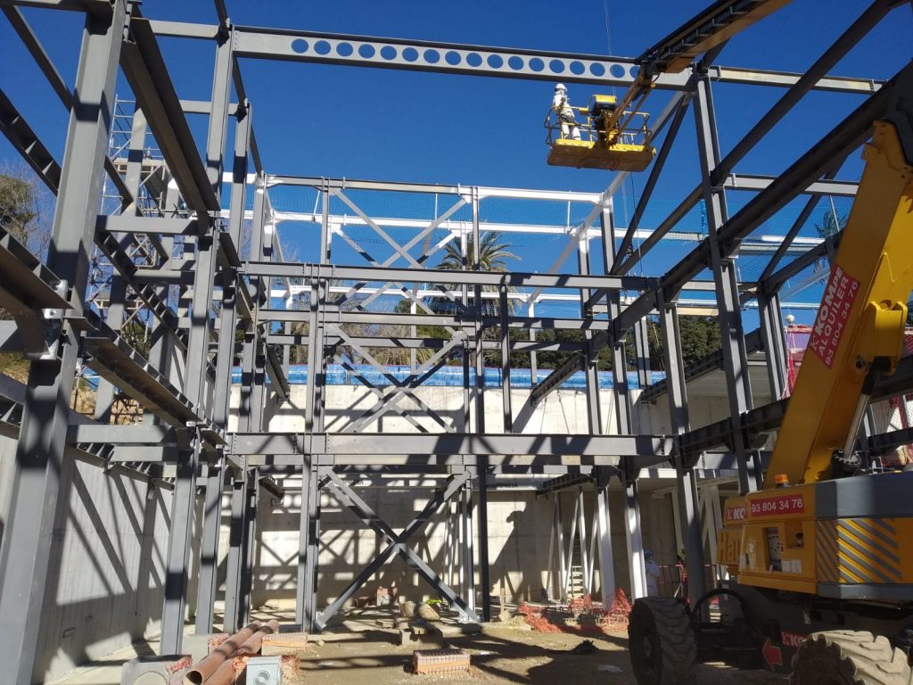 Estructura metálica de un edificio en construcción antes de su ignifugación en Sevilla