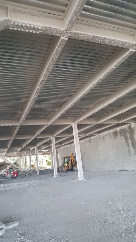 Mortero ignífugo proyectado sobre forjado de chapa colaborante y vigas en una nave de Sevilla